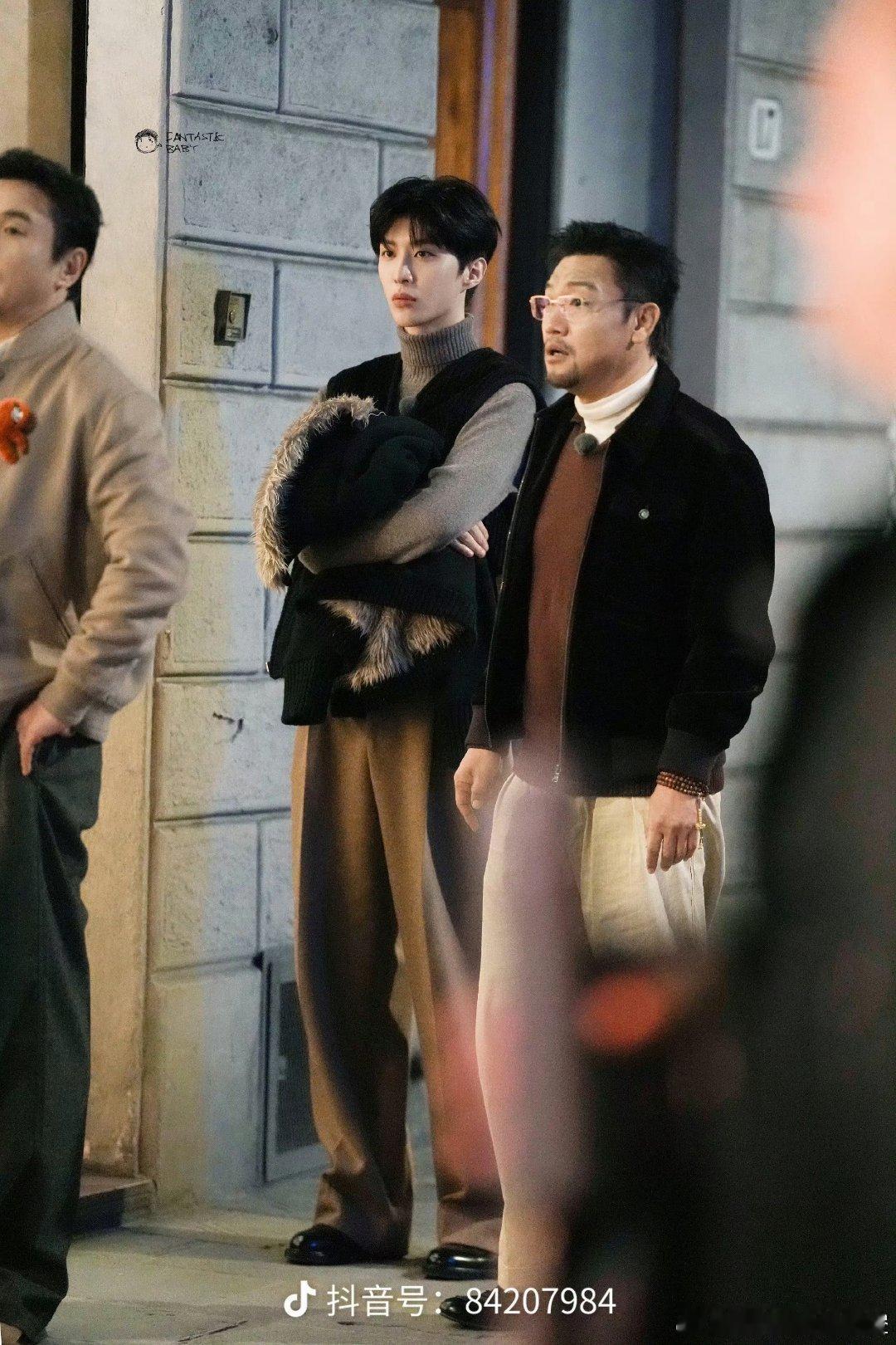 范丞丞出国回来买到关不上后备箱了怎么帅到跟别人都不在一个图层里 ​​​