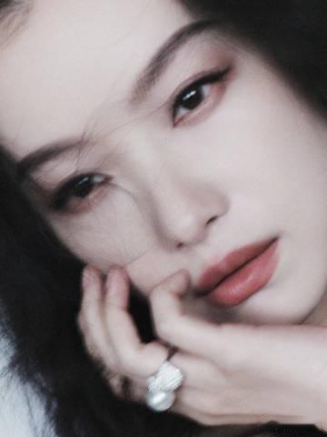 倪妮不参加VOGUE盛典 听闻倪妮因在剧组忙于拍戏不能参加VOGUE盛典，瞬间感