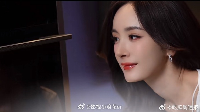 杨幂抹胸薄纱白裙杨幂裸肩薄纱裙 一袭裸肩薄纱白裙加身，杨幂仙气飘飘，薄纱材质轻盈