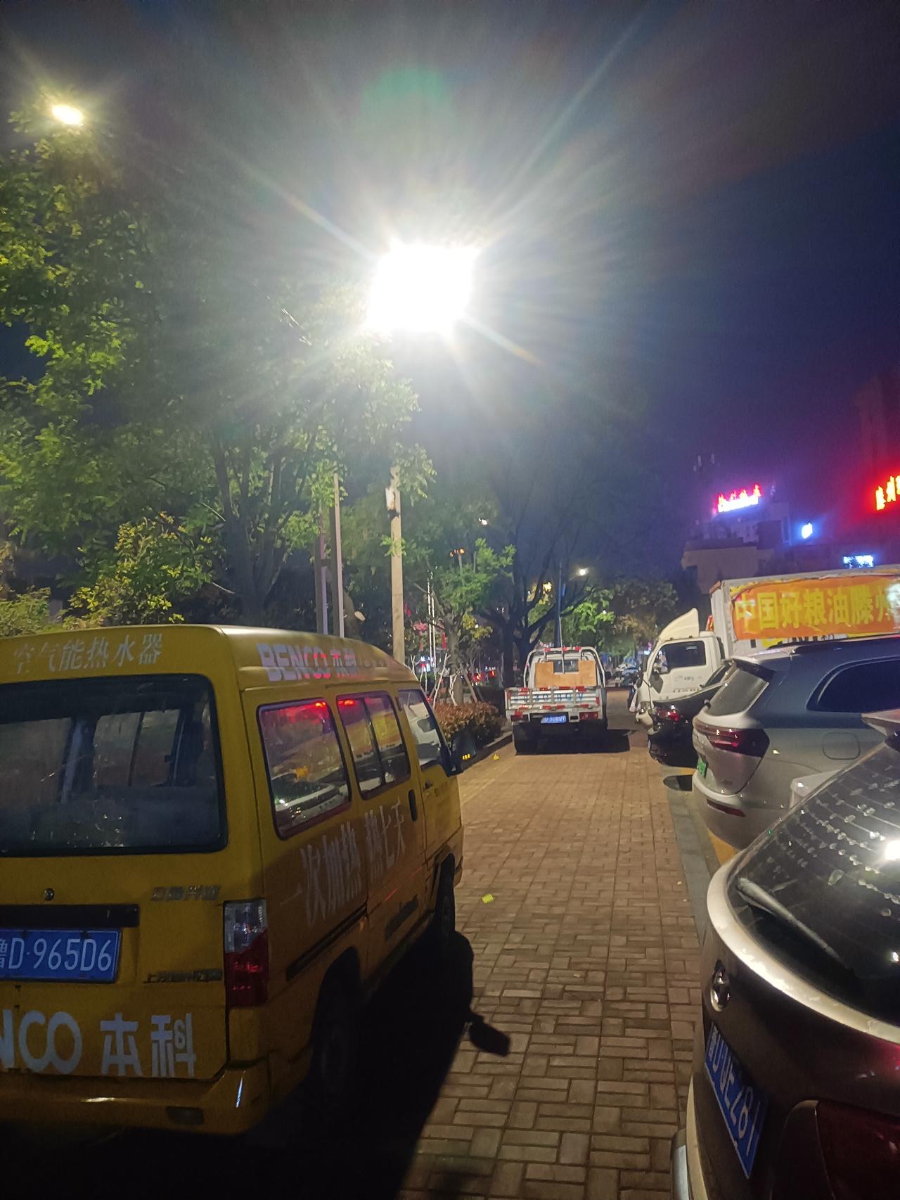 滕州市善国南路，换的新路灯，确实比以前亮多了！下一步路面就要升级成双向六车道！期