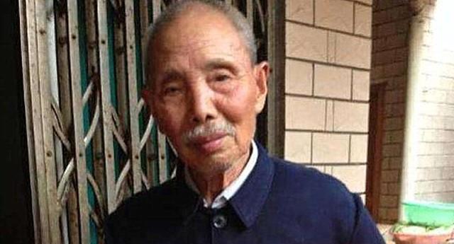 2003年，贵州，1男子掉进河里，被60岁老汉搭救。为报恩，男子常去照顾老汉，俩