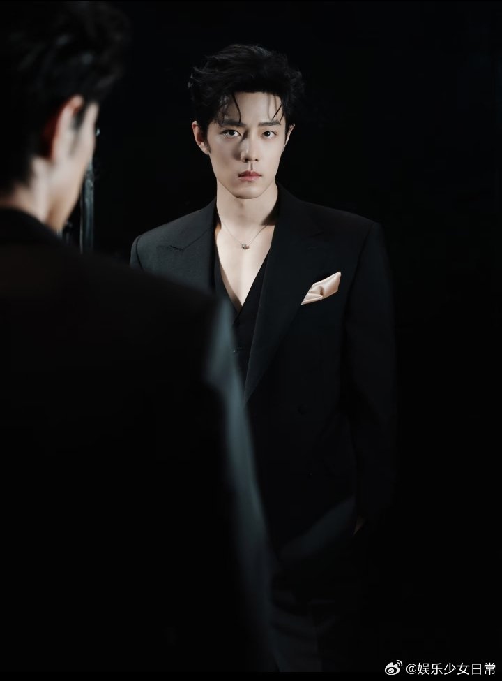 肖战超磨画境生图即精修，说的就是肖战吧！高清镜头下鼻翼无油光、下颌线干净利落，直