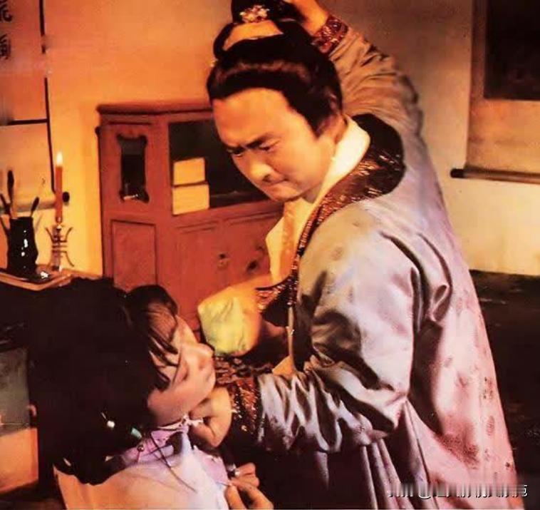 薛蟠打香菱VS柳湘莲打薛蟠，不知道柳湘莲有没有公报私仇啊
还记得《红楼梦》中的这