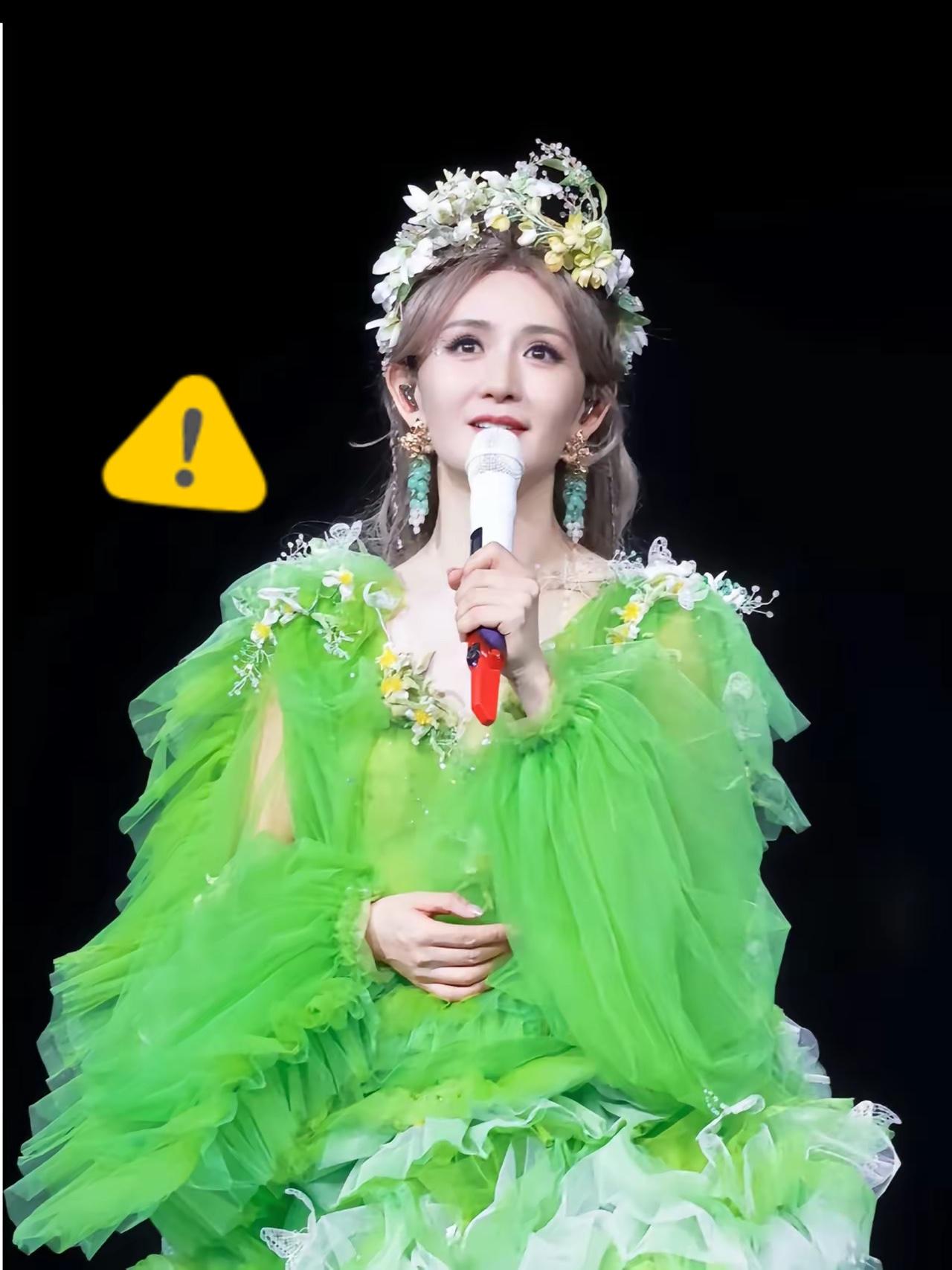 谢娜巡回演唱会的心愿，
可能要泡汤了。
不是没有粉丝买票，而是因为人民日报就谢娜