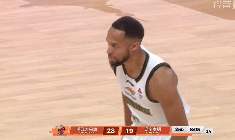 杰隆-布朗对广厦的包夹处理的一般，已经连续两个失误了。辽宁队这边要考虑他这个点怎