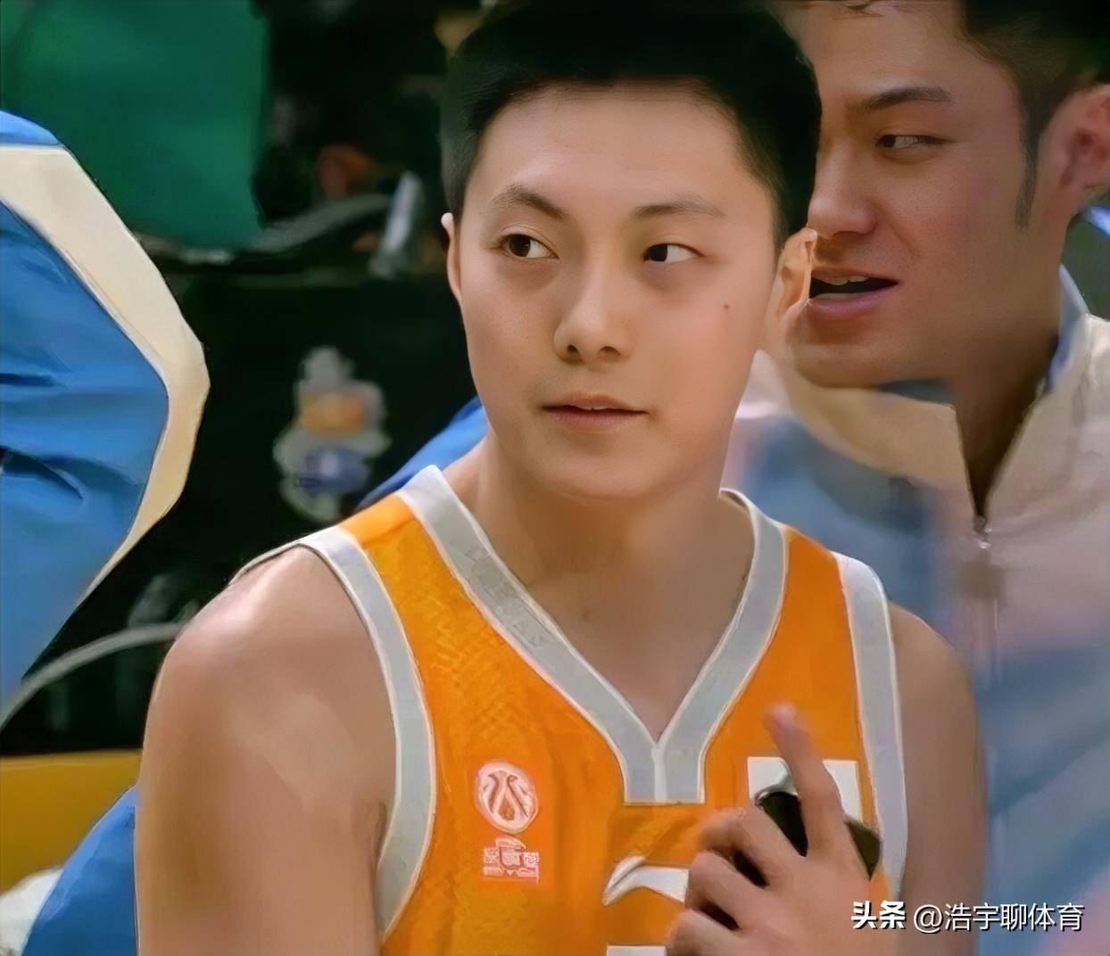 胡明轩加赛战胜于米提夺得三分球大赛冠军，有个疑问不得不说说。
全明星三分球大赛，