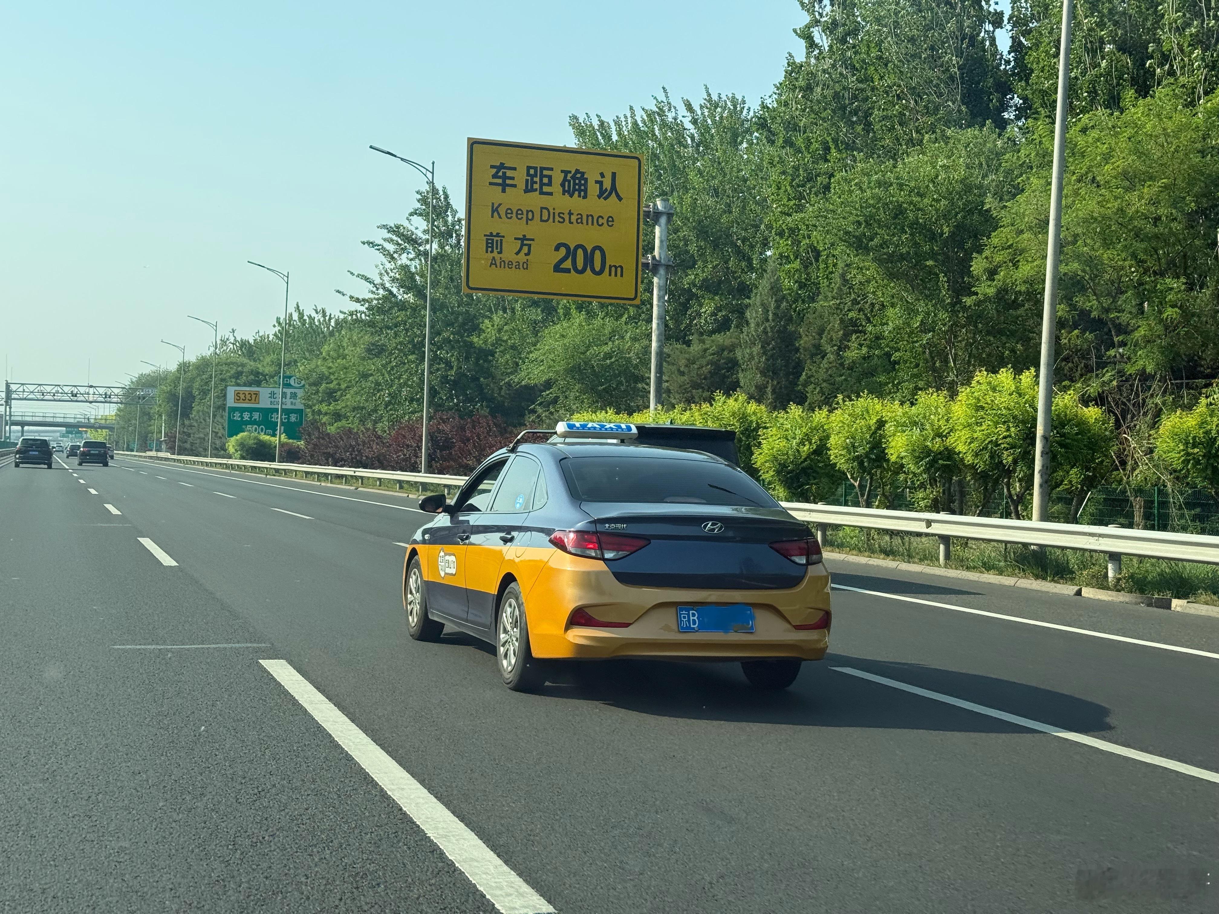 嚯！纯燃油出租车，可以说极为罕见了。怪不得在高速上当龟速，成本可能太高了