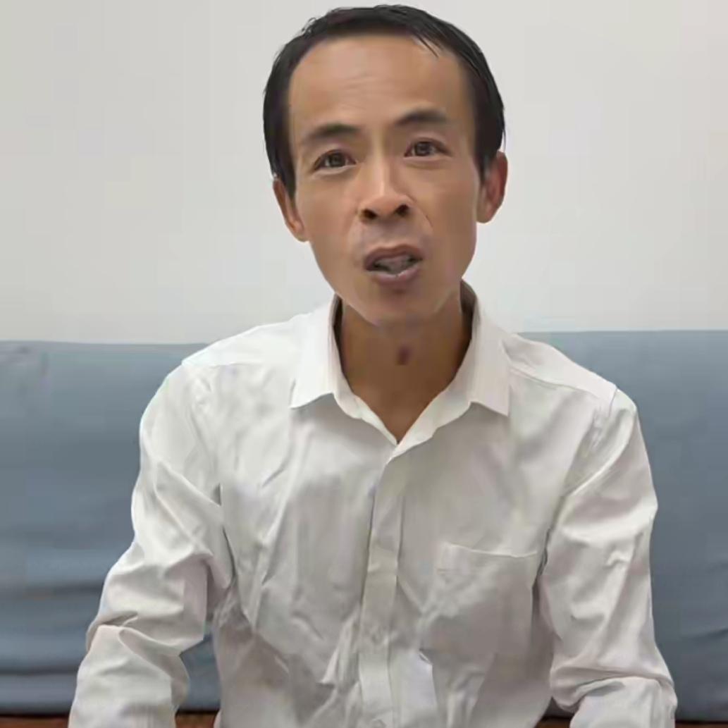 在江西景德镇的街头，“鸡排哥”李俊永以炸鸡排的小摊为舞台，演绎着令人动容的敬业精