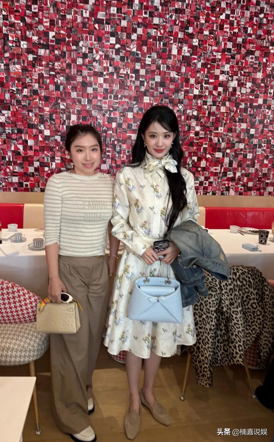 王楚然现身巴黎时装周，真人真的比电视上好看啊！
一头长发披肩的她，穿着一件缎面碎