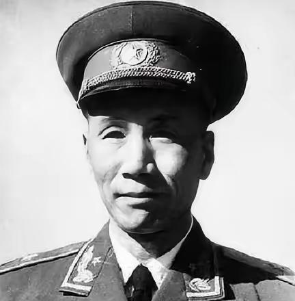 1941年，国军团长陈锐霆投奔新四军后，在夜里被人连捅3刀，杀手走后，伤重的他本