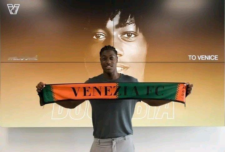 意媒internews24报道，国米正关注威尼斯队的22岁中场核心伊萨·姆比亚。