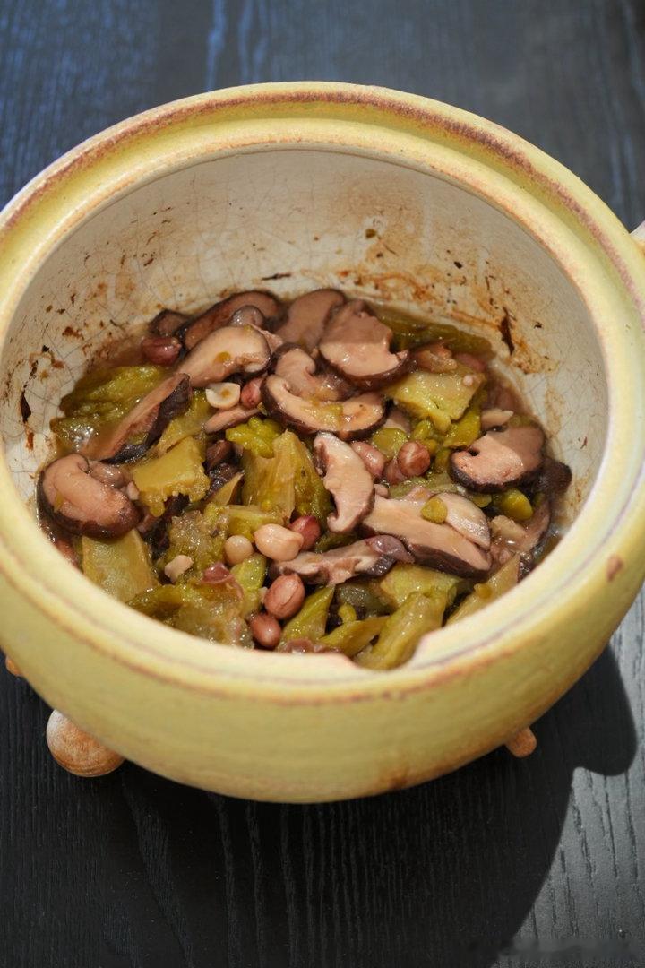 胡萝卜炖牛肋条蒸熏牛肉花菇苦瓜煲 