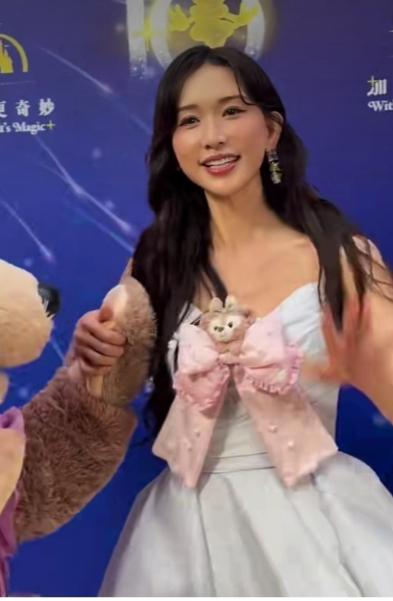 “娃娃音”美女林志玲出席上海迪士尼度假区十周年庆典，她一身露肩公主裙亮相，她在现