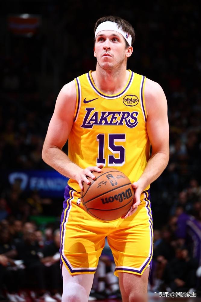 三月场均13分，命中率29%！这就是湖人三当家里夫斯的现状。
赛季初，他是场均
