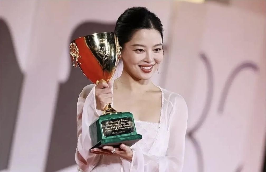 当你裹足不前时，也许该给自己熬点鸡汤……

辛芷蕾曾有三四年接不到戏，陷入低谷时