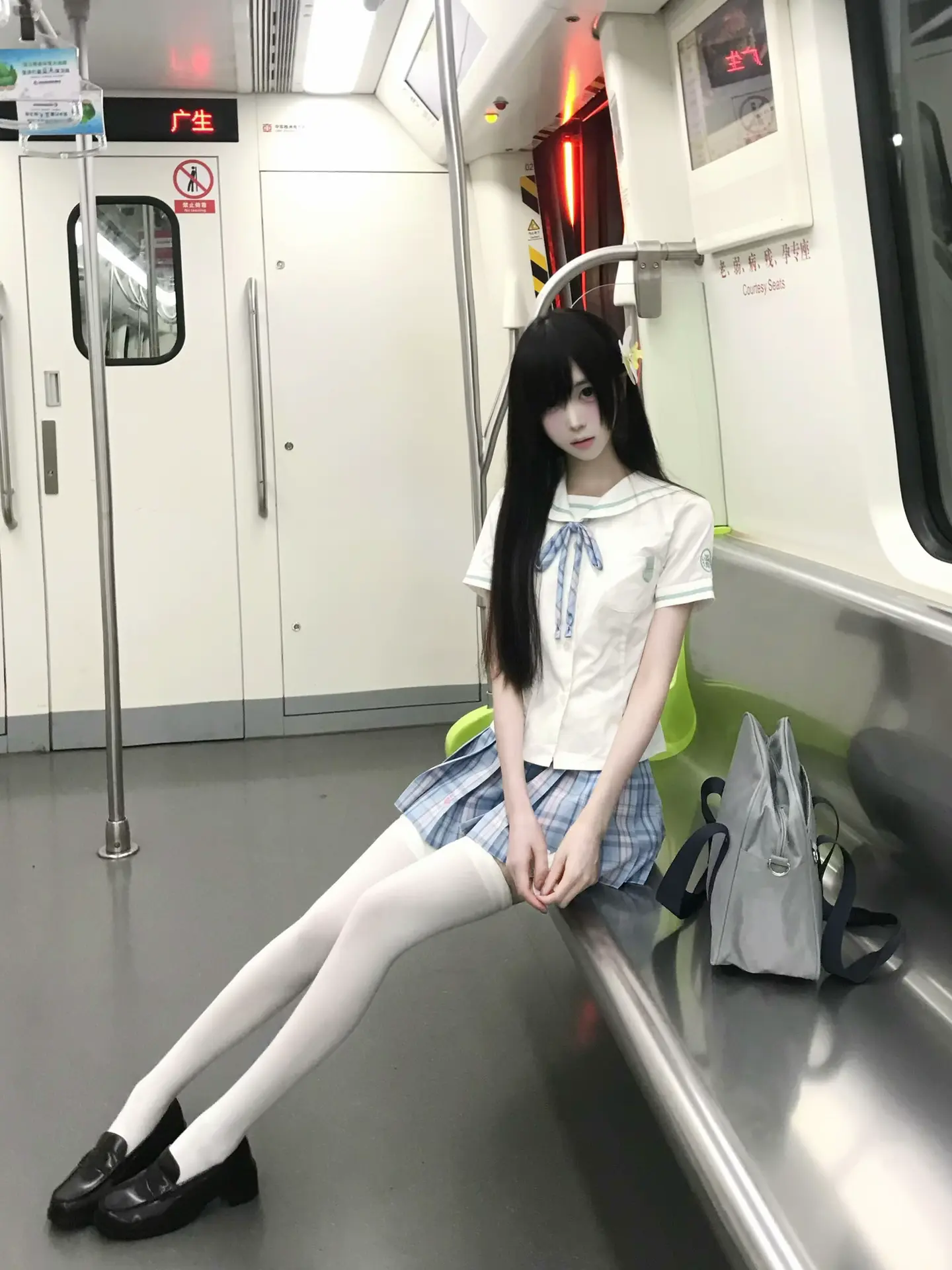 人总喜欢反季的东西 就像幸福总后知后觉氛围感