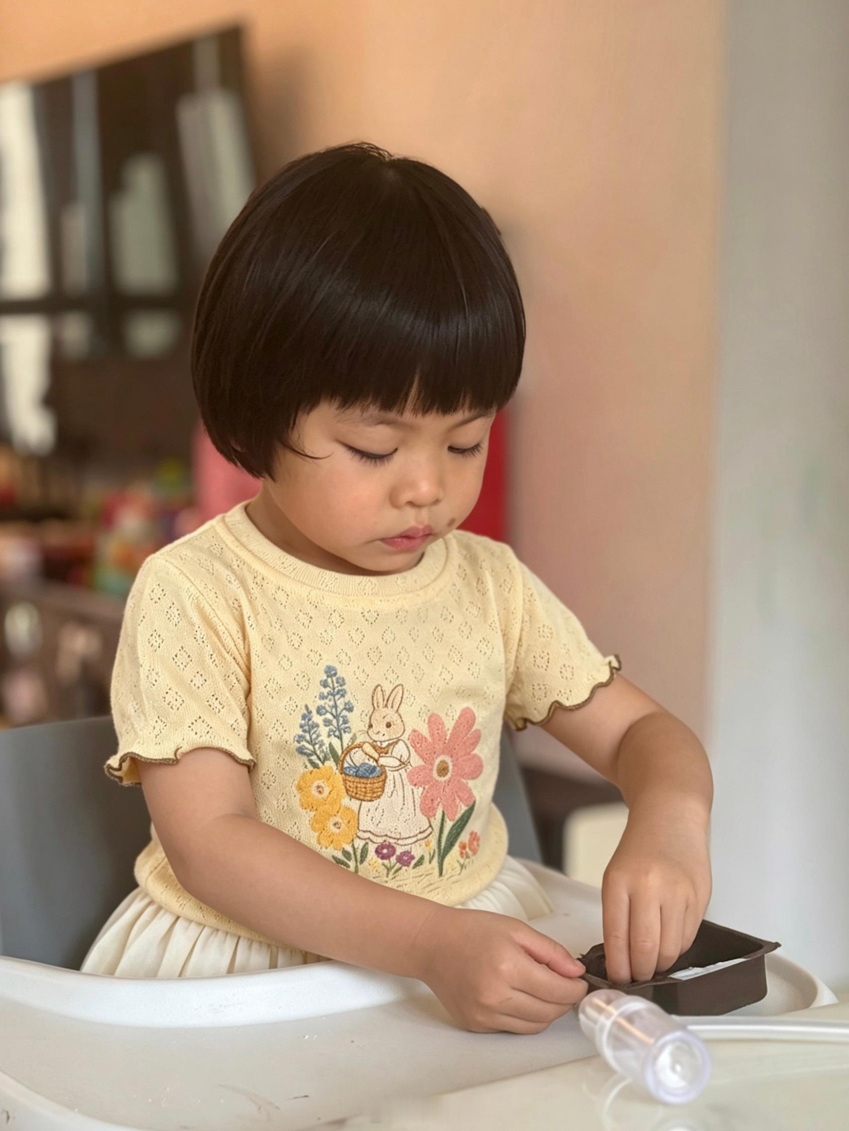 球中午肯定吃不下那坨东西了因为姐今天给孩子开荤了，吃了nutella手指饼（在压