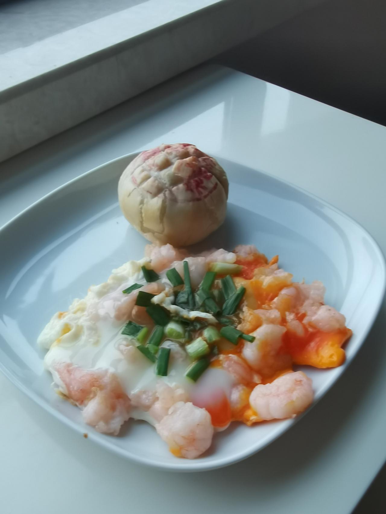 独居老人的蛋白质早餐

今日早餐：生菜、虾滑、鸡蛋、鲜肉月饼、牛奶咖啡。

一个