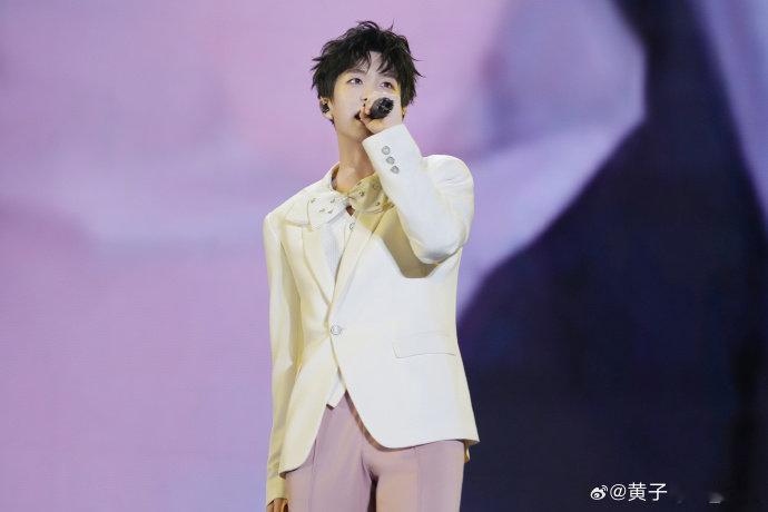 黄子弘凡清唱忘飞的鸽黄子弘凡唱忘飞的鸽前要打嗝 黄子弘凡清唱《忘飞的鸽》的前半段