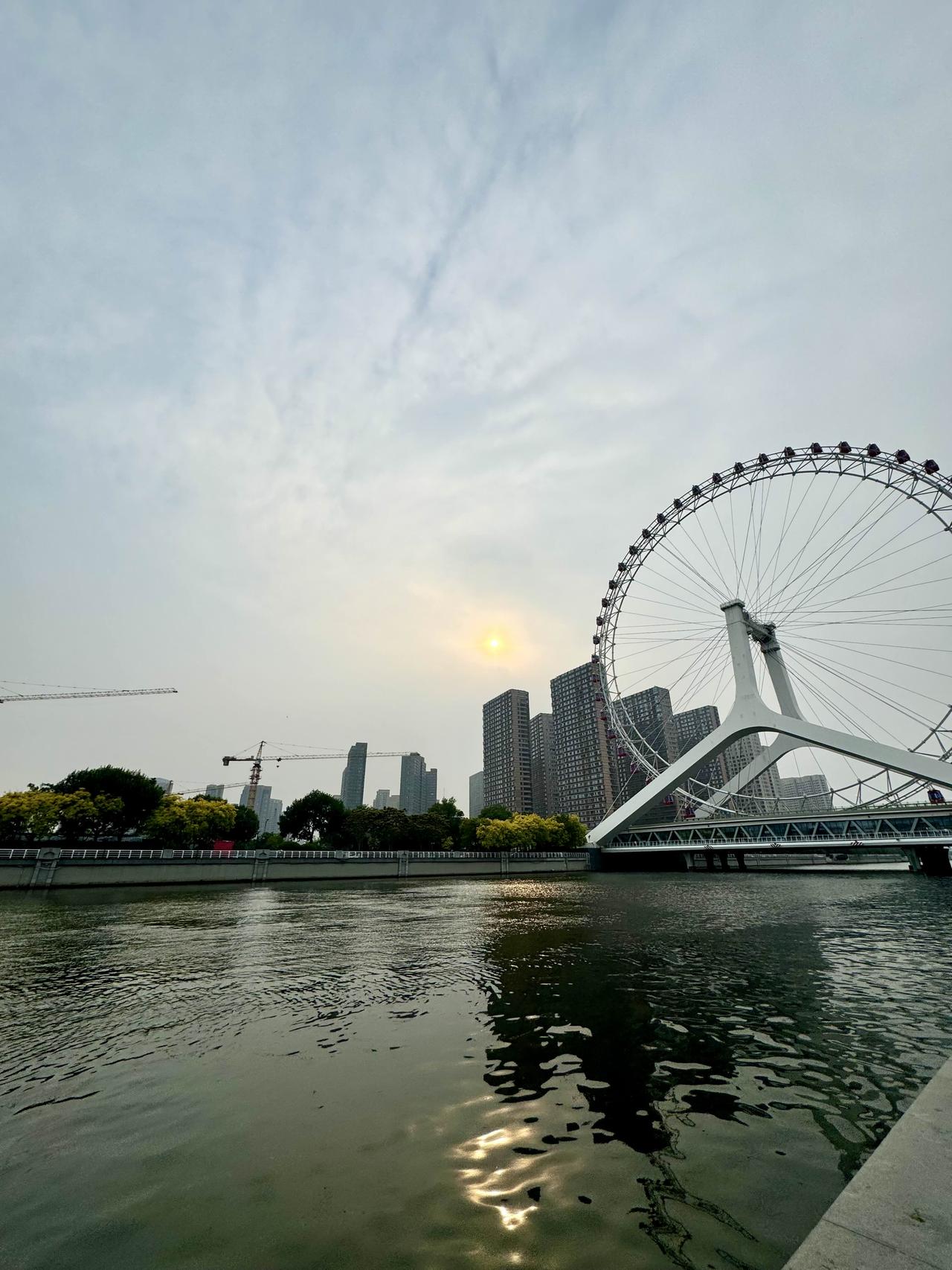 天津真是一个松弛的城市，二姑包子7点50就不接待了，于是我们又去小红门海鲜，兴冲