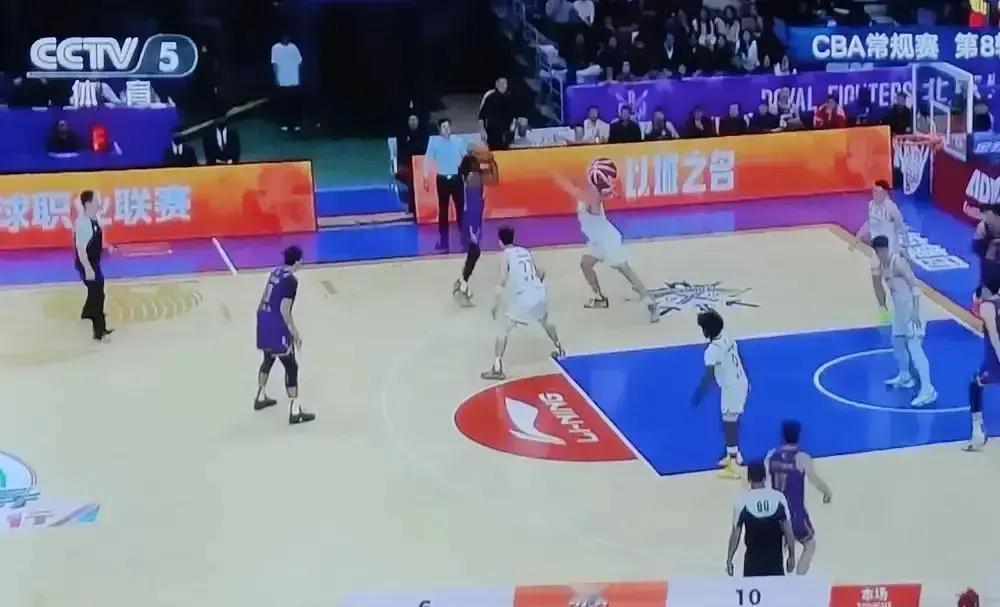 王哲林倒下第3天，上海队被打出原形
 
原本靠他慢磨阵地的打法，瞬间失灵。全队提