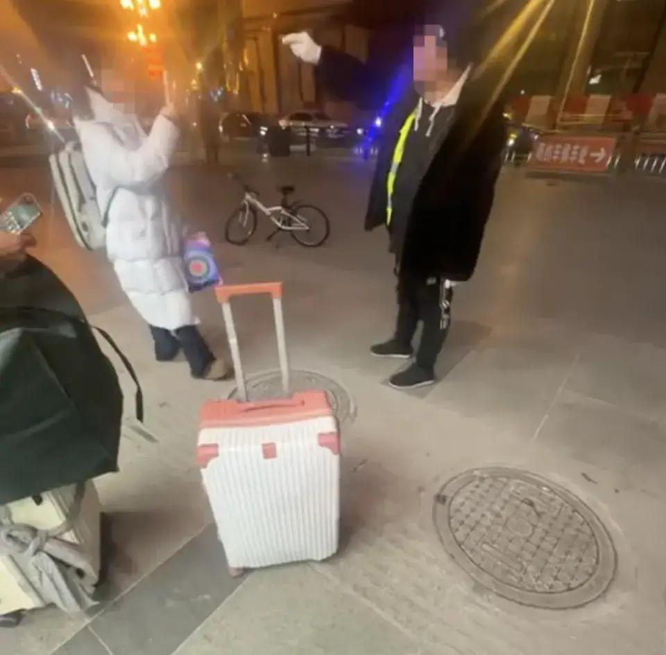女大学生在吉林长春火车站遭揽客威胁：“我看长春站谁敢拉你们”！警方：正在处理中。