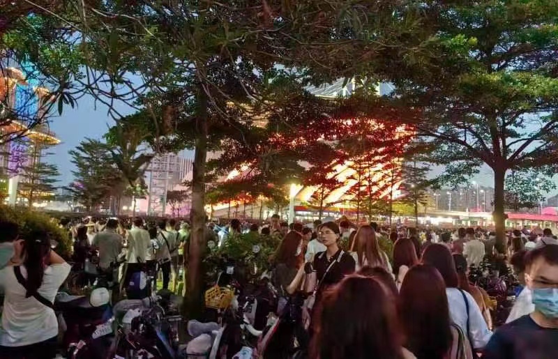 #广州歌迷为了看杨千嬅有多拼#  广州的歌迷们为了听到演唱会，真的是太拼了！杨千