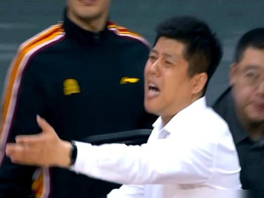 山西男篮这教练，真把人说沉默了。

客场打广州，98-99被罚球绝杀，够憋屈吧？