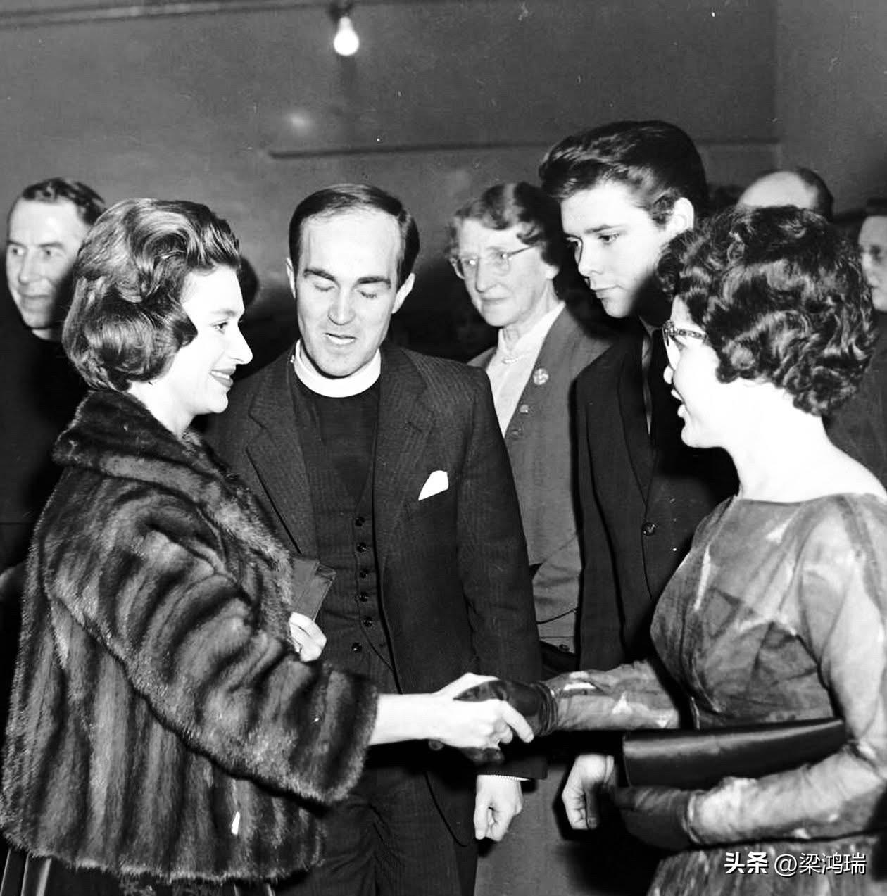 这张历史照片记录了 1962年在伦敦发生的著名会面。 

照片中的关键人物包括：