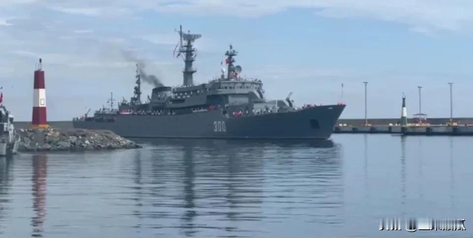 俄罗斯波罗的海舰队“斯莫尔尼”号训练舰到达委内瑞拉，受到热烈欢迎。这艘船上除了正