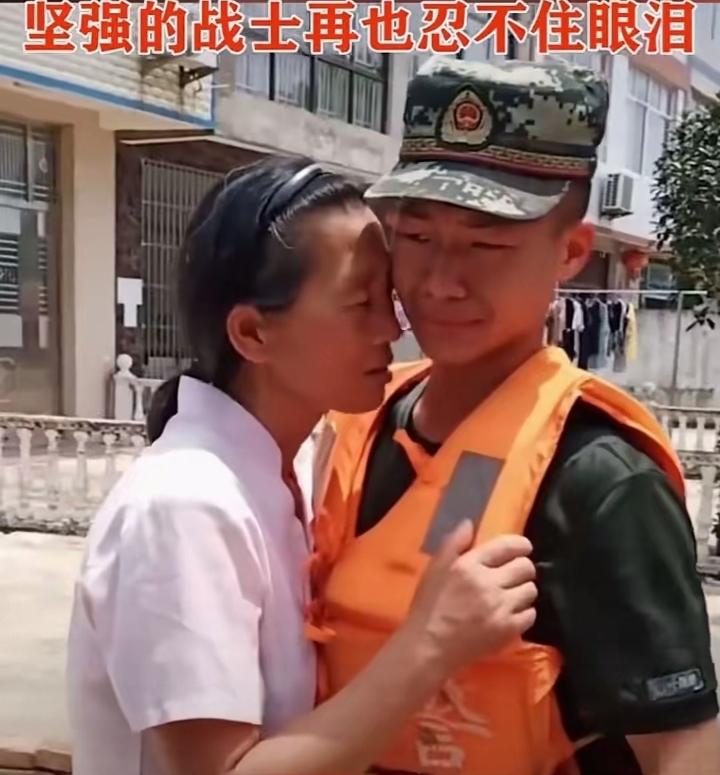 抗洪前线一幕看哭了！
一名年轻战士奔赴家乡抢险，忙碌抢险时再大风雨、再累的活都咬