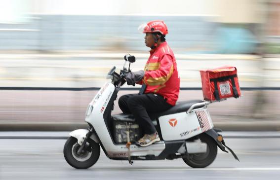 灵活就业超2亿人，平台首次给骑手参保还能拿10%补贴，这事靠谱吗？

2026年