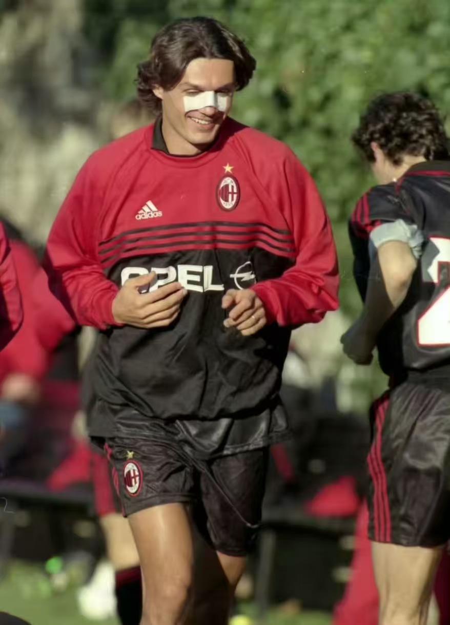 盘点21世纪在米兰退役的最佳球星阵容：
门将：阿比亚蒂
后卫：卡福、科斯塔库塔、