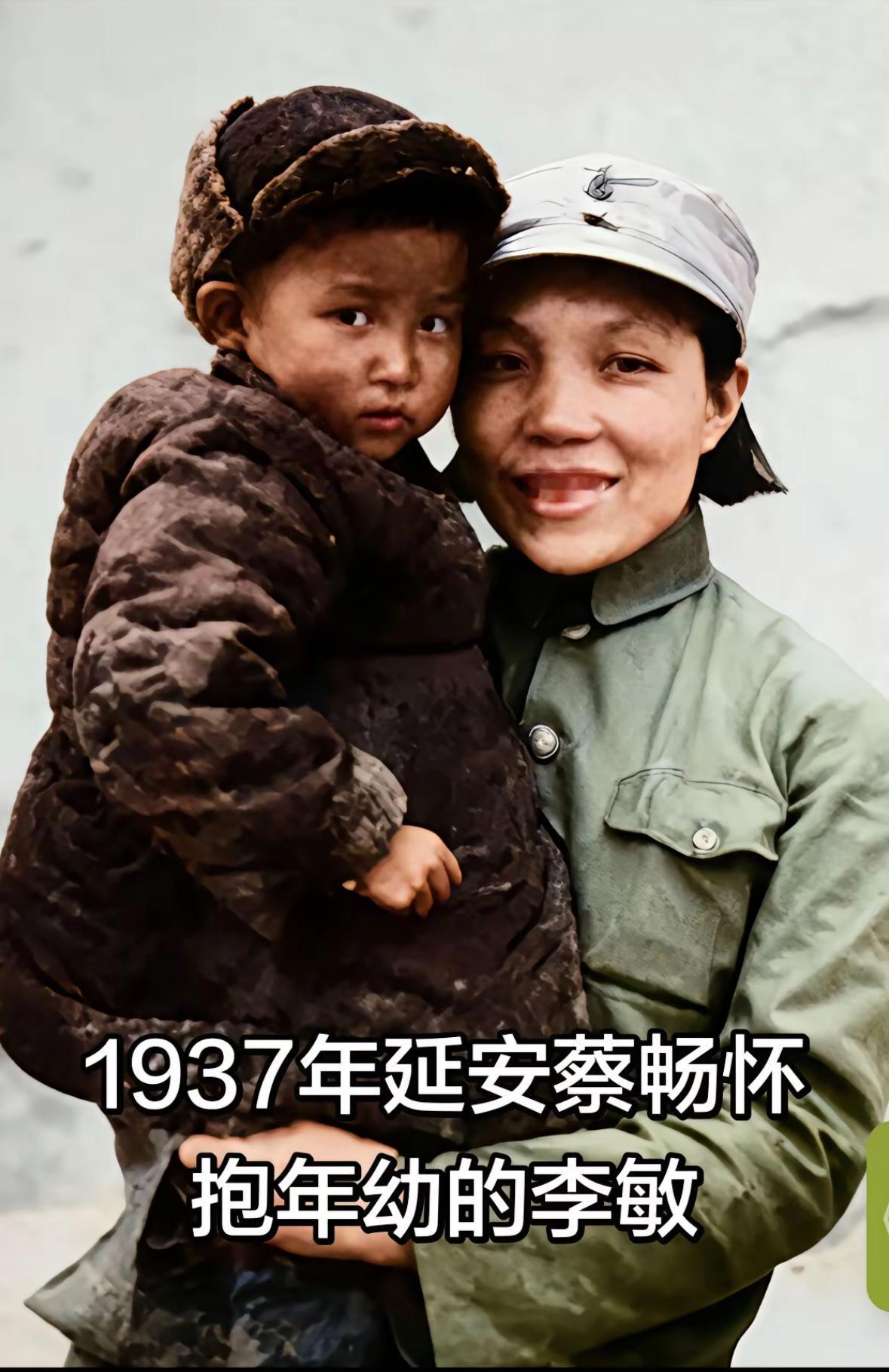 这张照片拍摄于1937年，延安，蔡畅怀里抱着年幼的李敏，一张珍贵的合影。照片中的