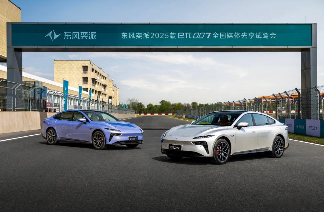 2025 款eπ007在内饰品质方面的升级太让人惊喜了！超柔面料触感柔软，乘坐区