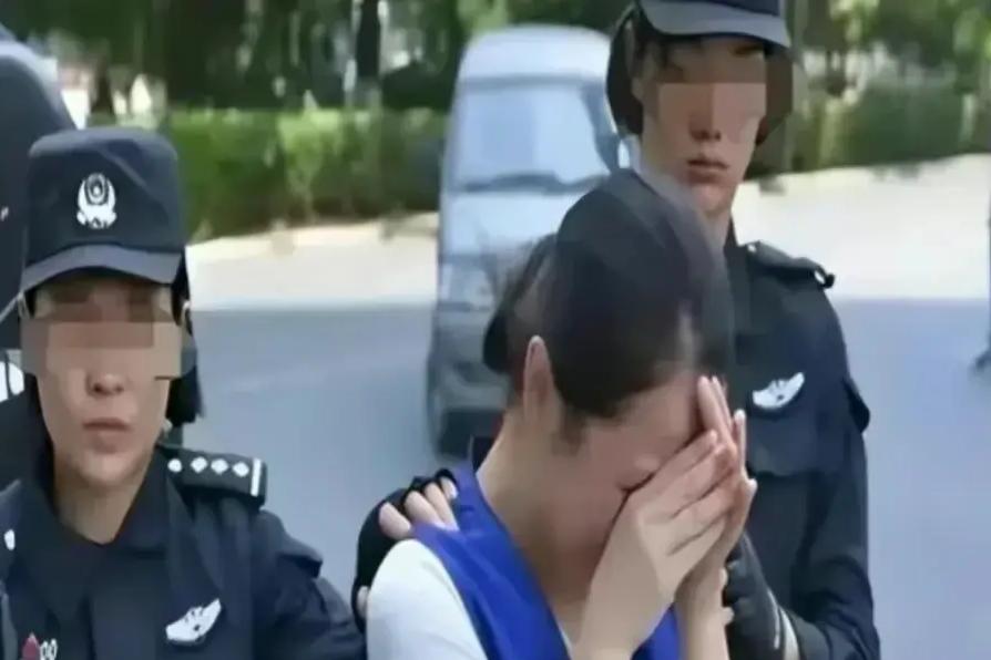 沸腾！揭秘：22岁女子小区卖淫，嫖客排排坐，被抓痛哭：累半死只为生存有啥错
 
