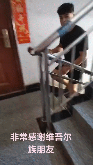 一名内地女子在新疆安家落户。
周围的邻居都是当地的维族朋友。
他们对女子非常热情