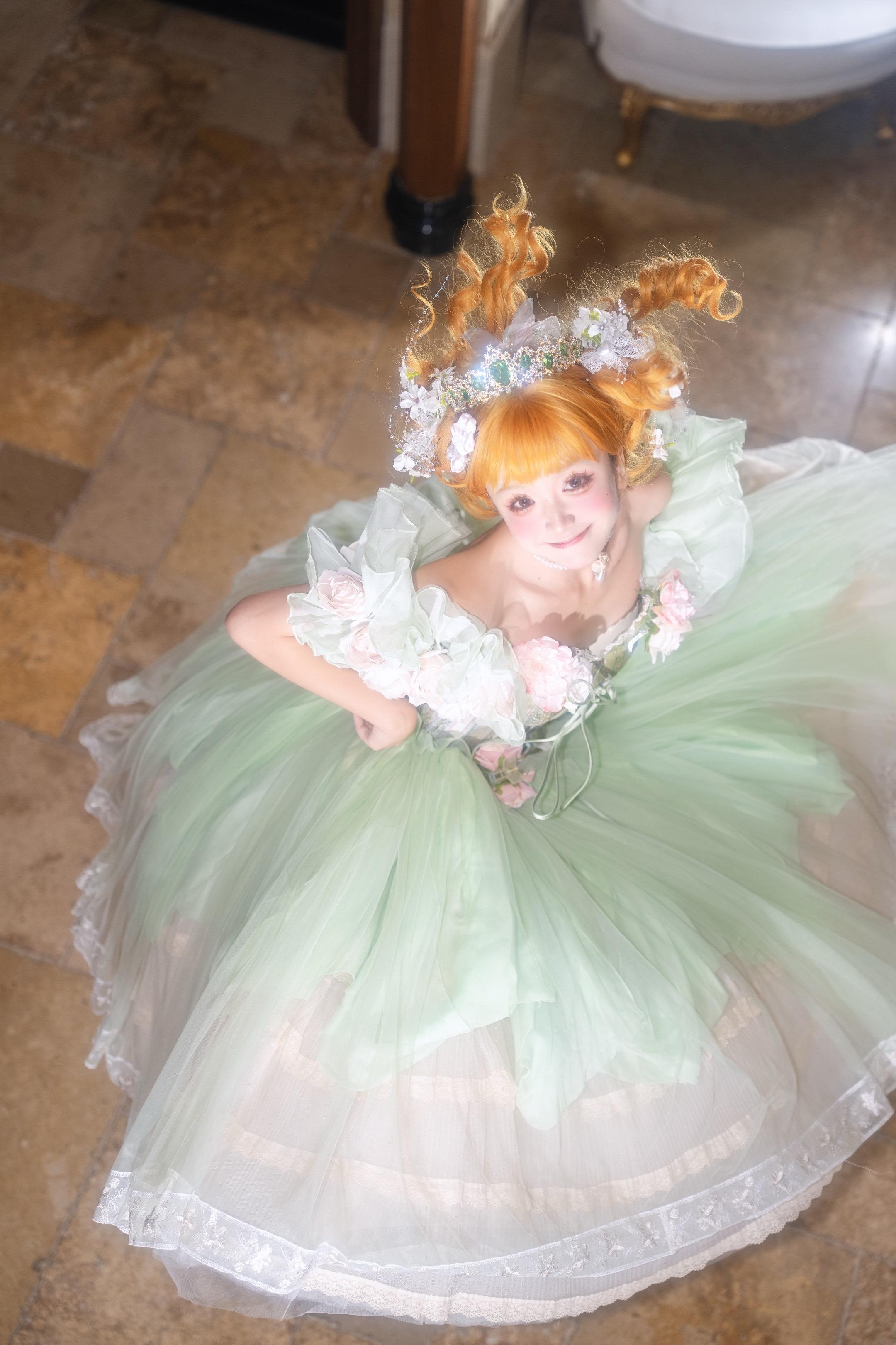 谁说可爱的公主就一定柔弱。穿这么重的裙子蹦蹦跳跳也是需要很强的体力的