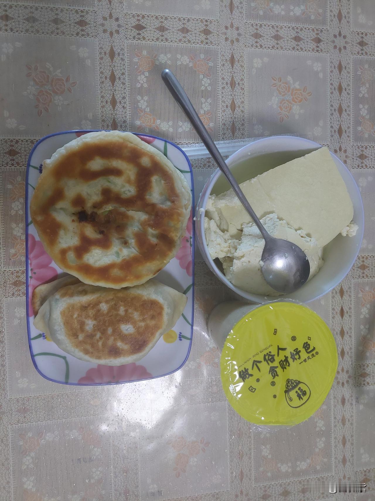 发现商超卤水豆腐涨价0.5元，3.5元一块了，G哥说值得。

买回家的豆腐还热乎