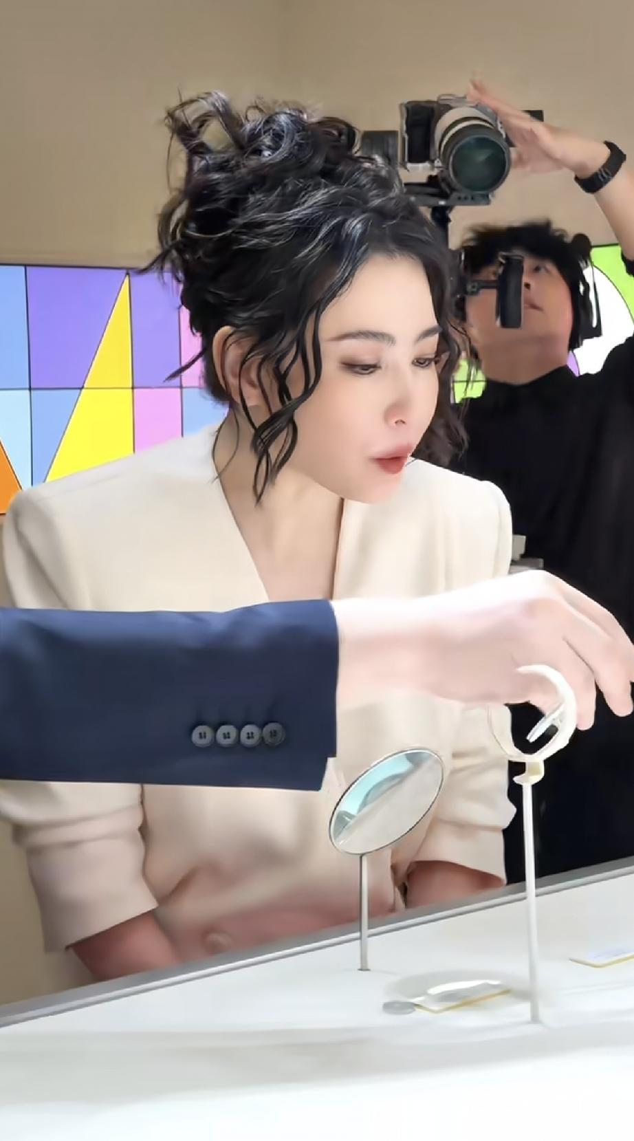 6月16日，张柏芝参加杭州LV高级珠宝展，脸怎么成这样了？像是曾经的超女纪敏佳一