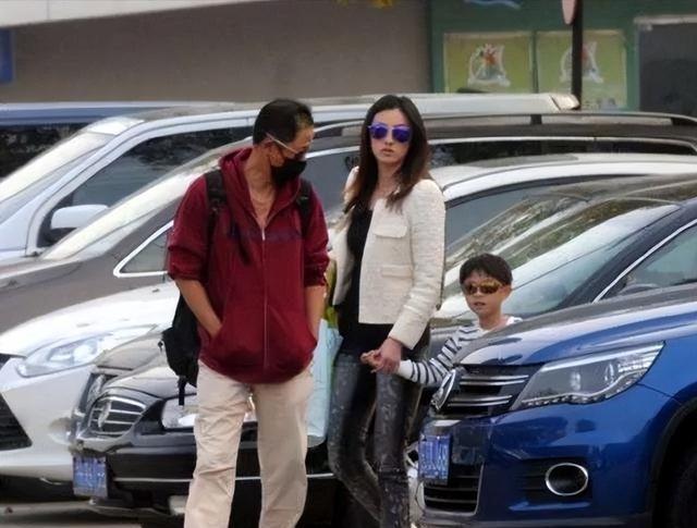 2008年，女富婆陈坚红迷上了王志文，她抛出一个无法拒绝的条件，“我五亿身家，年