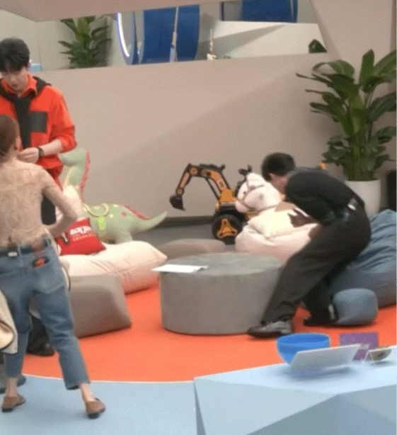 刘宇宁穿红衣在角落好显眼音缘直播角落里的刘宇宁 看孩子穿着红衣服在角落里跟人聊天