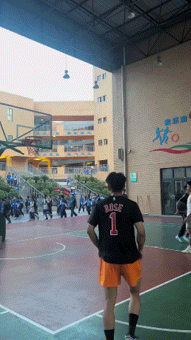 这小伙子是罗斯迷弟，看看这弹跳怎么样[泪奔]我感觉罗斯来了，也得给9分吧！
你觉