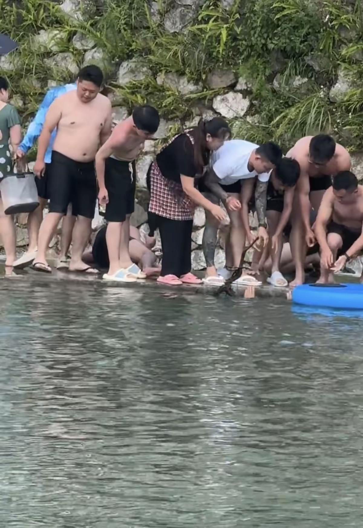 河面看似风平浪静，贵州两男子戏水遇险，十余路人舍身救人。
 （个人观点仅供参考，