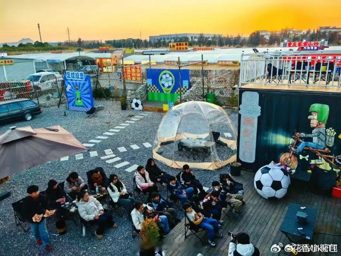 浙江台州盐场翻新激活假日经济链 一脚踢热赛场，一市点亮夜色。 台州以足球为媒，让