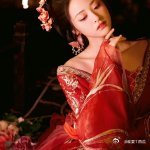 沈月你怎么把我捧在手上了 沈月捧着月饼的照片真是太有爱了，看着她如此温柔地捧着月