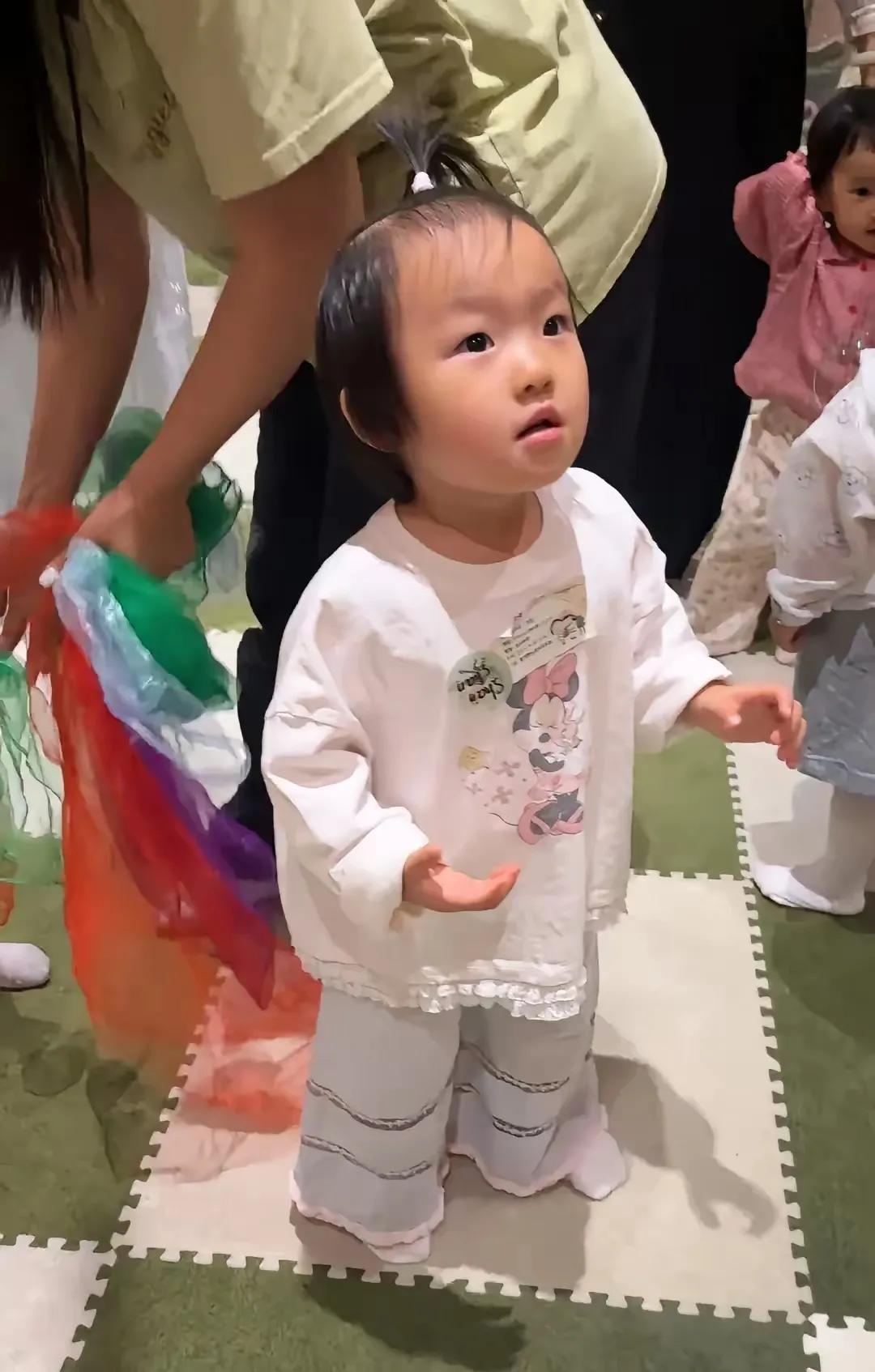这小眼神越来越像爷爷，隔代遗传还真不是空穴来风。