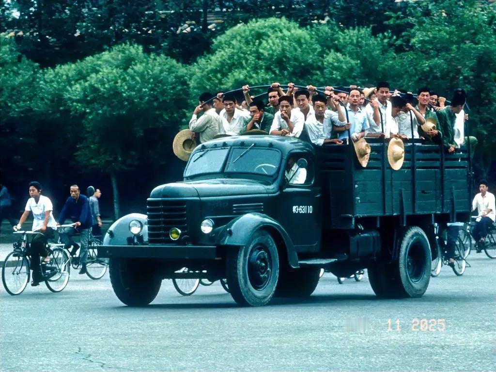 40年前货车载人是允许的，现在是应该属于一项严重违章了，不但要罚款而且还要扣分。