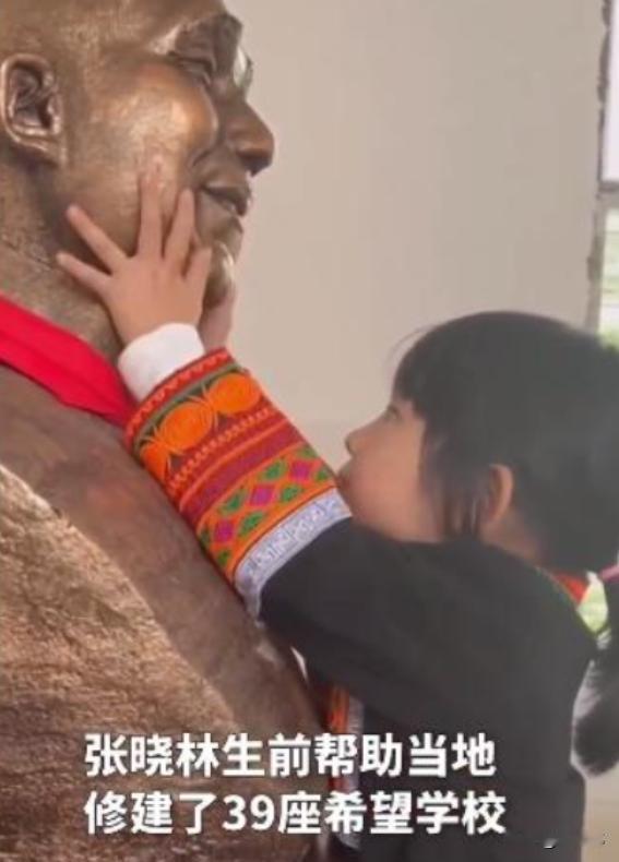 2021年11月，吴美丽带着三岁的女儿培培，从成都远赴千里之外的大凉山。山路蜿蜒