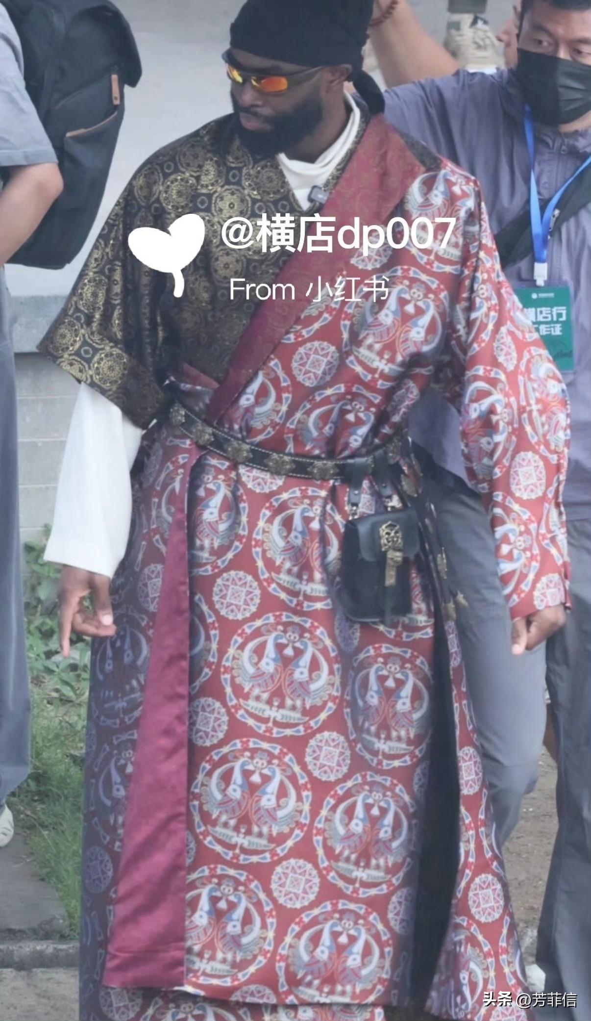 乍一眼还以为吃菌子出现幻觉了，居然在古装戏路透里看到了黑人老外，还是出自大名鼎鼎